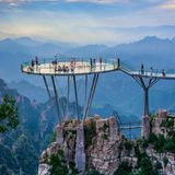 Sieht schon von außen spektakulär aus: Die riesige gläserne Aussichtsplattform "Langya Mountain Glass Walkway" in Baoding in der chinesischen Provinz Hebei.