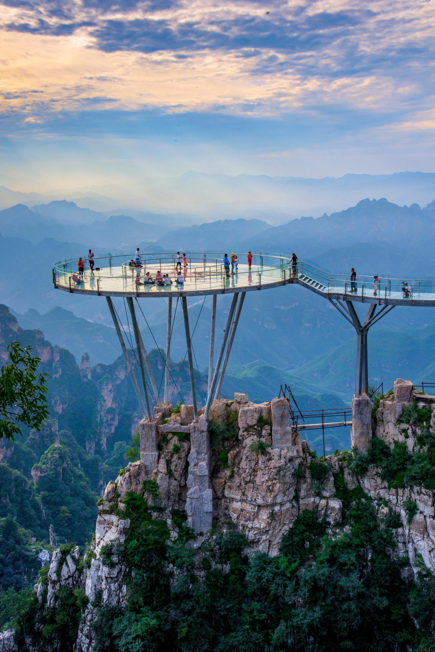 Sieht schon von außen spektakulär aus: Die riesige gläserne Aussichtsplattform "Langya Mountain Glass Walkway" in Baoding in der chinesischen Provinz Hebei.