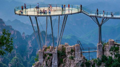 Sieht schon von außen spektakulär aus: Die riesige gläserne Aussichtsplattform "Langya Mountain Glass Walkway" in Baoding in der chinesischen Provinz Hebei.