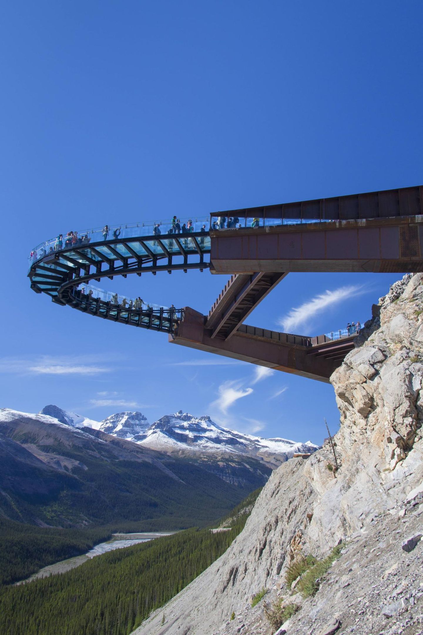 In Colombia, Kanada, führt dieser gläserne Pfad über einen 1.200 Meter hohen Berg. 