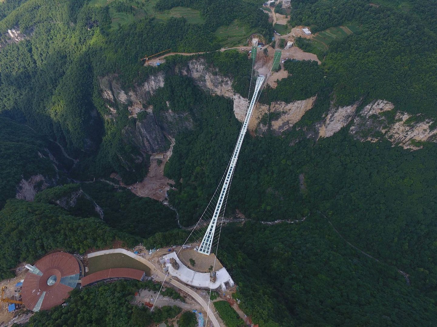 Ebenfalls in China steht diese 430 Meter lange und 6 Meter breite Glasbrücke und damit wohl eines der kühnsten Bauprojekte überhaupt. Sie befindet sich in der Provinz Hunan.