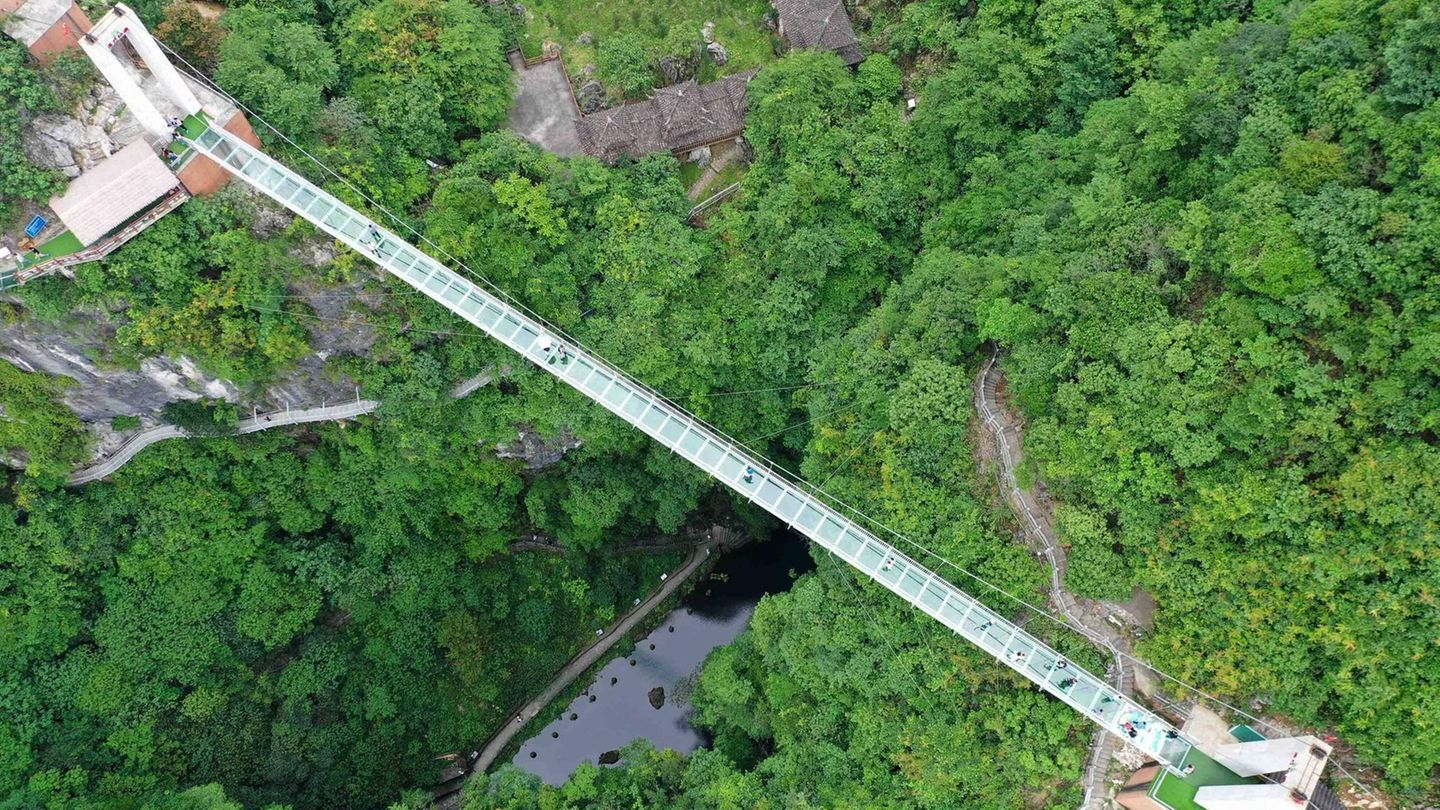 Etwas zierlicher, aber trotzdem immer noch beeindruckend ist diese Brücke in Liuzhou in der chinesischen Region Guangxi.