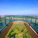 Wie auf einem gläsernen Hufeisen können Schaulustige auf dieser Aussichtsplattform in Thailand wandern. Sie befindet sich in Wat Pha Tak Suea.