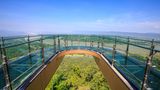 Wie auf einem gläsernen Hufeisen können Schaulustige auf dieser Aussichtsplattform in Thailand wandern. Sie befindet sich in Wat Pha Tak Suea.