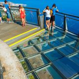 Wer in Europa bleiben möchte, kann eine gläserne Aussichtsplattform auch in Cabo Girao auf der portugiesischen Insel Madeira finden.