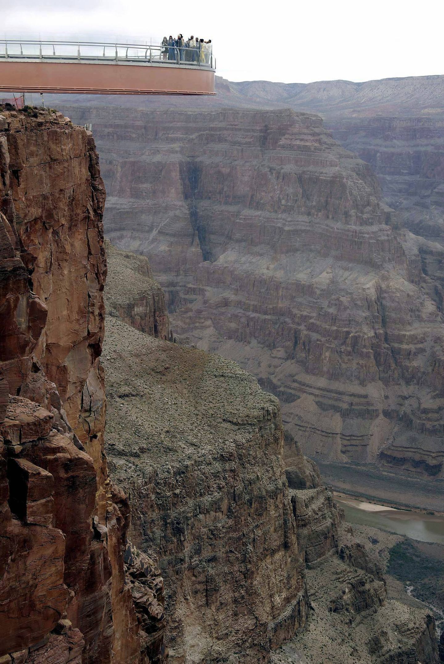 Über dem Gran Canyon steht diese Aussichtsplattform in den USA. Das Glas stammt übrigens von einem deutschen Hersteller.
