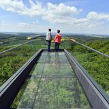 Diese Aussichtsplattform gibt einen perfekten Überblick über Thüringen – dank Glasboden auch nach unten. Sie steht im Sonnenstein im Eichsfeld.