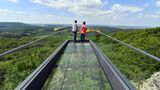 Diese Aussichtsplattform gibt einen perfekten Überblick über Thüringen – dank Glasboden auch nach unten. Sie steht im Sonnenstein im Eichsfeld.