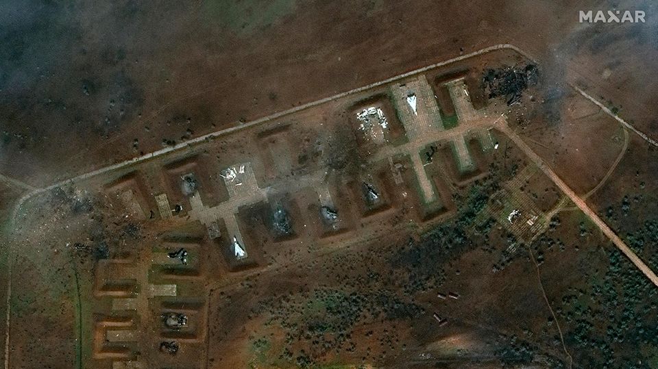 Dieses Satellitenbild zeigt beschädigte russische Flugzeuge auf dem Luftwaffenstützpunkt Saki