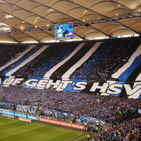 Die Fans unterstützen den HSV mit einem gewaltigen Banner vor dem Relegationsrückspiel gegen Hertha BSC Berlin im Mai 2022
