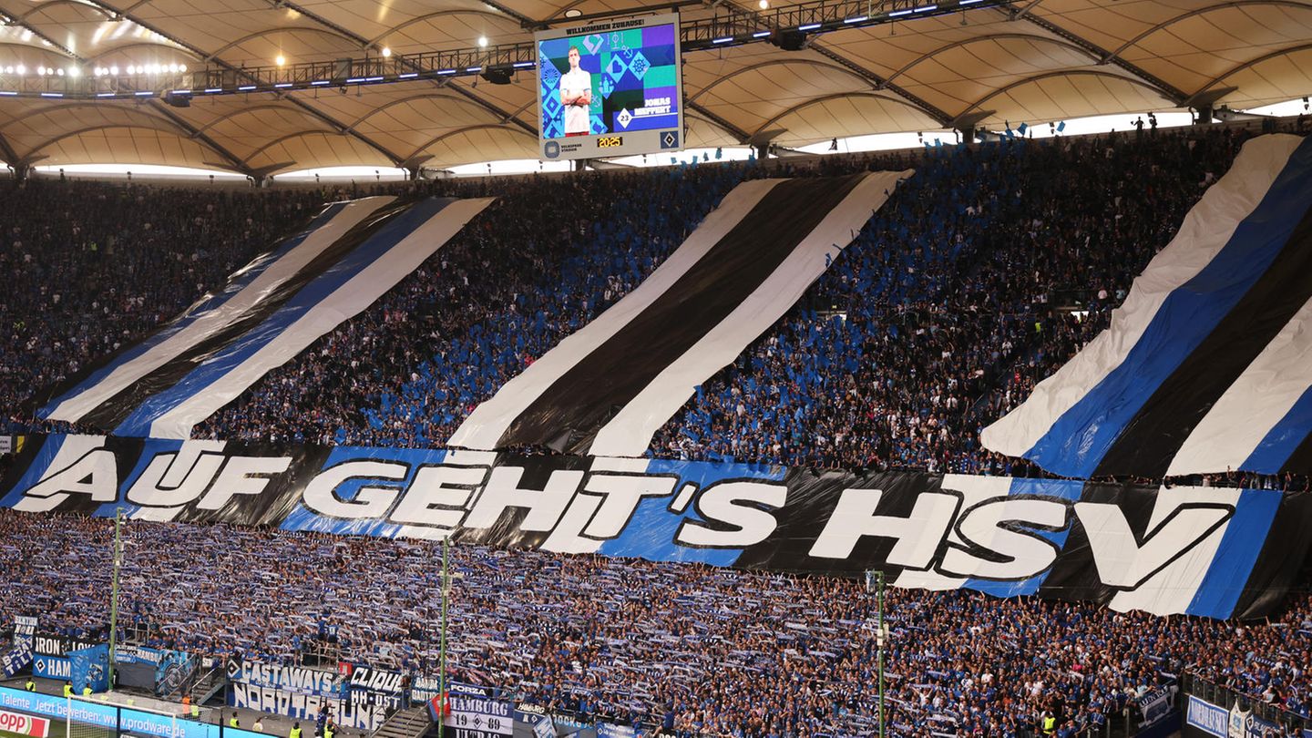 Die Fans unterstützen den HSV mit einem gewaltigen Banner vor dem Relegationsrückspiel gegen Hertha BSC Berlin im Mai 2022