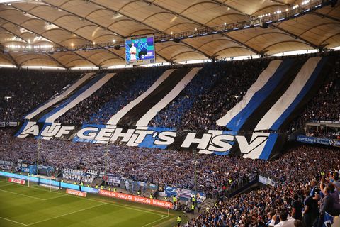 Die Fans unterstützen den HSV mit einem gewaltigen Banner vor dem Relegationsrückspiel gegen Hertha BSC Berlin im Mai 2022