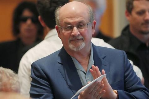 Video: Bei Auftritt: Autor Salman Rushdie auf offener Bühne angegriffen