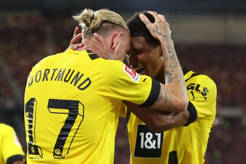 Die Dortmunder Jude Bellingham (r.) und Marius Wolf (l.) jubeln über dessen Tor zum 3:1 gegen Freiburg