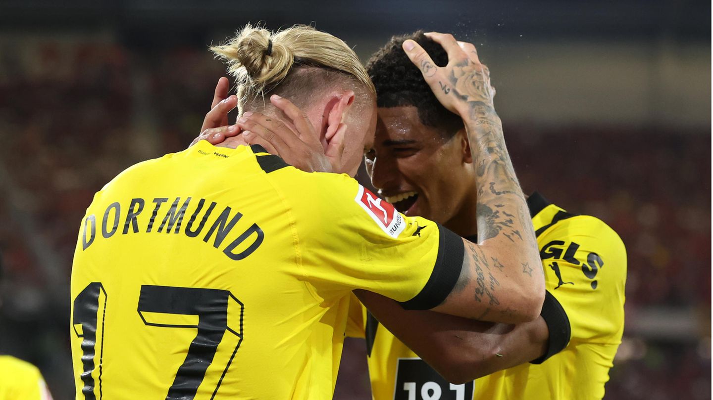Die Dortmunder Jude Bellingham (r.) und Marius Wolf (l.) jubeln über dessen Tor zum 3:1 gegen Freiburg