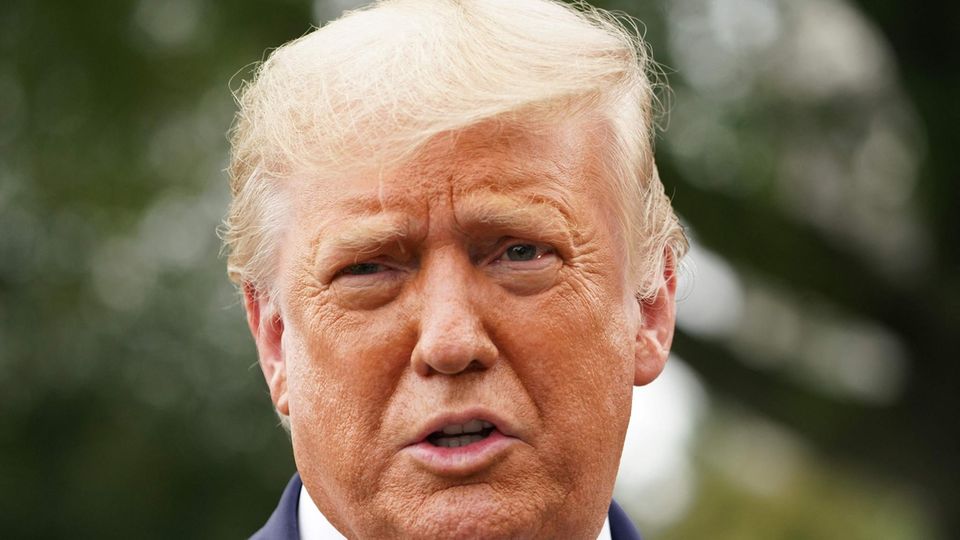 Ex-US-Präsident Donald Trump (Archivbild) hat in seinem Anwesen Mar-a-Lago offenbar geheime Dokumente gelagert, die als "streng geheim" gelten
