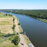 Der Nationalpark Unteres Odertal bei Schwedt in der Uckermark (hier im Bild) wurde vor mehr als 25 Jahre gegründet und gilt als Deutschlands einziger Flussauen-Nationalpark. Das Gebiet an der deutsch-polnischen Grenze hat eine Länge von 50 Kilometern und erstreckt sich über eine Fläche von mehr als 10.000 Hektar. Er zieht sich am westlichen Uferrand der Oder von Hohensaaten im Süden bis Staffelde im Norden. Wasservögel und andere Zugvögel nutzen das Areal als Rastgebiet.