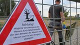 Ein Schild, das vor dem Kontakt mit dem Wasser des deutsch-polnischen Grenzflusses Oder warnt, hängt in Lebus (Brandenburg) an einem Zaun. Seit mehren Tagen beschäftigt das massive Fischsterben auch die Anwohner des Flusses. Die Untersuchungen zur Aufklärung des massenhaften Fischsterbens in der Oder dauern an.