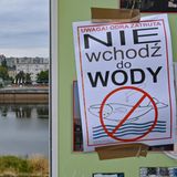 Polen, Slubice: Auch auf der polnischen Seite des deutsch-polnischen Grenzflusses, in Slubice, hängt ein Zettel mit der Aufschrift "Achtung Gift – Nicht ins Wasser der Oder gehen". Das polnische Veterinärinstitut schloss am Samstag Quecksilber als Ursache für das Fischsterben aus. Man warte nun auf die Ergebnisse von Untersuchungen auf andere Schadstoffe.