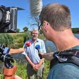 Nach Angaben von Brandenburgs Umweltminister Axel Vogel (im Bild) weist die Oder "sehr stark erhöhte Salzfrachten" auf. Das sei "absolut atypisch", sagte der Grünen-Politiker am Freitagabend. Vogels Ministerium erklärte, die gemessenen Salzfrachten könnten im Zusammenhang mit dem Fischsterben stehen. "Nach jetzigen Erkenntnissen wird es jedoch nicht ein einziger Faktor sein, der das Fischsterben in der Oder verursacht hat", hieß es in einer Mitteilung. Der Begriff Salzfrachten bezeichnet im Wasser gelöste Salze. Es handele sich um erste weitere Ergebnisse des Landeslabors Berlin-Brandenburg zu den Tagesproben, die bis zum Freitag an der automatischen Messstation in Frankfurt (Oder) entnommen wurden, erläuterte das Ministerium am Abend.