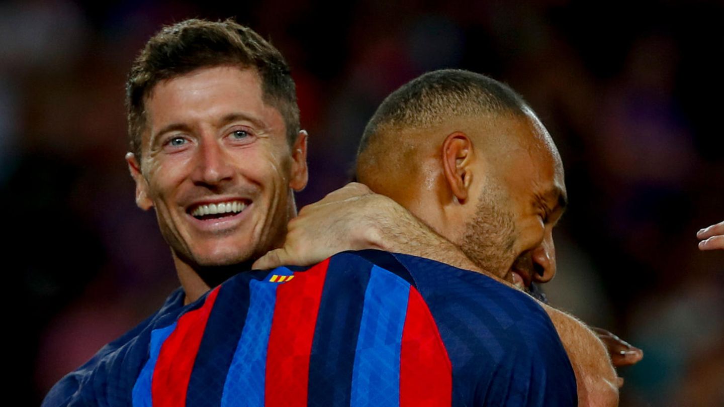 Robert Lewandowski jubelt mit Teamkamerad über ein Tor