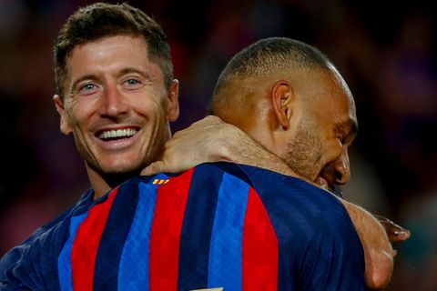 Robert Lewandowski jubelt mit Teamkamerad über ein Tor