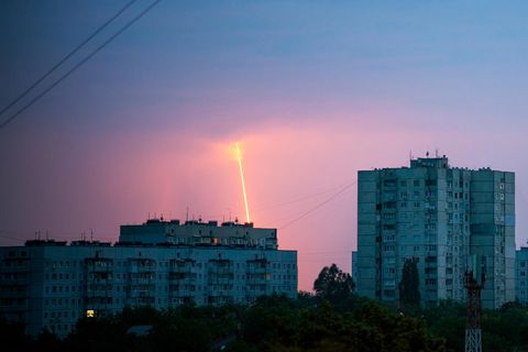 Russische Raketen fliegen aus der russischen Region Belgorod in Richtung Charkiw, Ukraine.