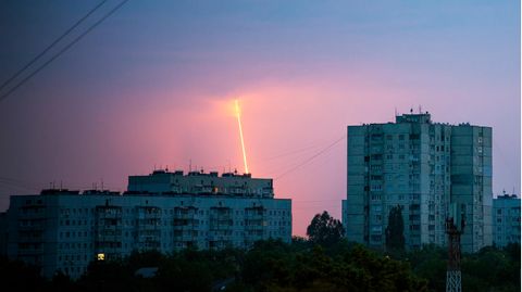 Russische Raketen fliegen aus der russischen Region Belgorod in Richtung Charkiw, Ukraine.