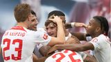 Trotz eines Tores von Timo Werner bei seinem Comeback hat es für den Pokalsieger RB Leipzig auch im zweiten Bundesliga-Spiel der Saison nicht zum ersten Sieg gereicht. Die Sachsen mussten sich am Samstag gegen den 1. FC Köln mit einem leistungsgerechten 2:2 (1:1) begnügen. Werner hatte RB nach 37 Minuten in Führung gebracht. Florian Dietz (40.) schaffte vor 43.579 Zuschauern noch vor dem Seitenwechsel den Ausgleich. Die gesamte zweite Halbzeit mussten die Leipziger in Unterzahl bestreiten, nachdem Dominik Szoboszlai (45.+1) wegen einer Tätlichkeit an Florian Kainz die Rote Karte gesehen hatte, gingen aber dennoch erneut in Führung durch Christopher Nkunku (56.). Dem eingewechselten Leipziger Josko Gvardiol unterlief in der 72. Minute ein Eigentor.