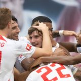 Trotz eines Tores von Timo Werner bei seinem Comeback hat es für den Pokalsieger RB Leipzig auch im zweiten Bundesliga-Spiel der Saison nicht zum ersten Sieg gereicht. Die Sachsen mussten sich am Samstag gegen den 1. FC Köln mit einem leistungsgerechten 2:2 (1:1) begnügen. Werner hatte RB nach 37 Minuten in Führung gebracht. Florian Dietz (40.) schaffte vor 43.579 Zuschauern noch vor dem Seitenwechsel den Ausgleich. Die gesamte zweite Halbzeit mussten die Leipziger in Unterzahl bestreiten, nachdem Dominik Szoboszlai (45.+1) wegen einer Tätlichkeit an Florian Kainz die Rote Karte gesehen hatte, gingen aber dennoch erneut in Führung durch Christopher Nkunku (56.). Dem eingewechselten Leipziger Josko Gvardiol unterlief in der 72. Minute ein Eigentor.
