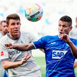 Die TSG 1899 Hoffenheim hat beim Heimdebüt des neuen Trainers André Breitenreiter ihre Sieglos-Serie beendet. Die Kraichgauer kamen am zweiten Spieltag der Fußball-Bundesliga zu einem späten 3:2 (2:2) gegen den VfL Bochum. Der eingewechselte Munas Dabbur köpfte in der 88. Minute den Siegtreffer. Zuvor war Andrej Kramaric vor 17.005 Zuschauern im Sinsheimer Stadion mit einem Foulelfmeter an Gäste-Keeper Manuel Riemann (59.) gescheitert. Simon Zoller hatte die Gäste mit einem Doppelschlag in Führung gebracht (10./13.). Nach dem Treffer von Christoph Baumgartner (15.) sorgte Ozan Kabak (22.) in der wilden Anfangsphase für den Ausgleich. Am Ende gab es für die Hoffenheimer mit dem unauffälligen Neuzugang Angelino den ersten Erfolg nach saisonübergreifend zehn sieglosen Spielen.