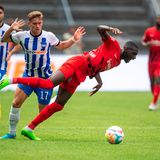 Wieder kein Sieg, aber jeweils ein Punkt für geplagte Fußball-Seelen: Hertha BSC und Eintracht Frankfurt haben durch ein 1:1 (1:0) den kompletten Fehlstart in der Fußball-Bundesliga abgewendet. Doch ein Hauch Enttäuschung über einen verpassten Dreier gibt es wohl auf beiden Seiten. Suat Serdar brachte die Berliner am Samstag vor 44.694 Zuschauern im Olympiastadion in der dritten Minute in Führung. Daichi Kamada (48.) bewahrte den Europa-League-Sieger nach dem 1:6 zum Auftakt gegen den FC Bayern und dem 0:2 vor drei Tagen im UEFA-Supercup gegen Real Madrid durch seinen Treffer vor einem weiteren Rückschlag.  Emotionaler Höhepunkt war eine knifflige Elfmeterentscheidung. Referee Frank Willenborg entschied zwei Minuten vor dem Ende auf Strafstoß für Frankfurt, weil Hertha-Torwart Oliver Christensen, Eintracht-Stürmer Rafael Borré gefoult haben sollte - nach Videostudium revidierte er aber sein Urteil.