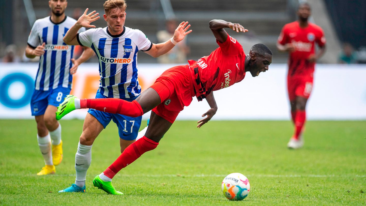 Hertha BSC - Eintracht Frankfurt 1:1 Wieder kein Sieg, aber jeweils ein Punkt für geplagte Fußball-Seelen: Hertha BSC und Eintracht Frankfurt haben durch ein 1:1 (1:0) den kompletten Fehlstart in der Fußball-Bundesliga abgewendet. Doch ein Hauch Enttäuschung über einen verpassten Dreier gibt es wohl auf beiden Seiten. Suat Serdar brachte die Berliner am Samstag vor 44.694 Zuschauern im Olympiastadion in der dritten Minute in Führung. Daichi Kamada (48.) bewahrte den Europa-League-Sieger nach dem 1:6 zum Auftakt gegen den FC Bayern und dem 0:2 vor drei Tagen im UEFA-Supercup gegen Real Madrid durch seinen Treffer vor einem weiteren Rückschlag. Emotionaler Höhepunkt war eine knifflige Elfmeterentscheidung. Referee Frank Willenborg entschied zwei Minuten vor dem Ende auf Strafstoß für Frankfurt, weil Hertha-Torwart Oliver Christensen, Eintracht-Stürmer Rafael Borré gefoult haben sollte - nach Videostudium revidierte er aber sein Urteil.