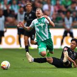Neuzugang Oliver Burke hat Werder Bremen mit einem Treffer in der Nachspielzeit vor einer Heimniederlage bewahrt. Der Stürmer traf in der 95. Minute zum 2:2 (1:1) gegen den VfB Stuttgart. Zuvor hatte es so ausgesehen, als würde der Aufsteiger im ersten Heimspiel nach der Rückkehr in die Fußball-Bundesliga Lehrgeld bezahlen. Das Team von Trainer Ole Werner ging zwar durch Niclas Füllkrug bereits in der vierten Minute in Führung. Wataru Endo (38.) und Silas (77.) drehten die Partie aber für die Gäste, die schon zum Auftakt beim 1:1 gegen RB Leipzig überzeugt hatten. Bis Burke zuschlug.
