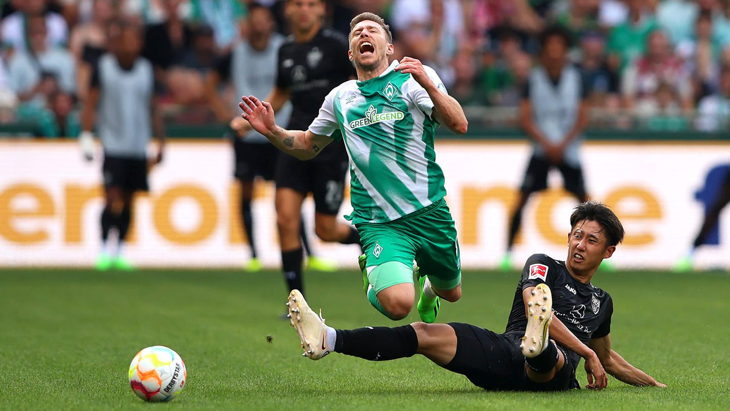 Werder Bremen - VfB Stuttgart 2:2 Neuzugang Oliver Burke hat Werder Bremen mit einem Treffer in der Nachspielzeit vor einer Heimniederlage bewahrt. Der Stürmer traf in der 95. Minute zum 2:2 (1:1) gegen den VfB Stuttgart. Zuvor hatte es so ausgesehen, als würde der Aufsteiger im ersten Heimspiel nach der Rückkehr in die Fußball-Bundesliga Lehrgeld bezahlen. Das Team von Trainer Ole Werner ging zwar durch Niclas Füllkrug bereits in der vierten Minute in Führung. Wataru Endo (38.) und Silas (77.) drehten die Partie aber für die Gäste, die schon zum Auftakt beim 1:1 gegen RB Leipzig überzeugt hatten. Bis Burke zuschlug.