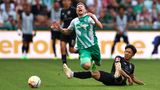Neuzugang Oliver Burke hat Werder Bremen mit einem Treffer in der Nachspielzeit vor einer Heimniederlage bewahrt. Der Stürmer traf in der 95. Minute zum 2:2 (1:1) gegen den VfB Stuttgart. Zuvor hatte es so ausgesehen, als würde der Aufsteiger im ersten Heimspiel nach der Rückkehr in die Fußball-Bundesliga Lehrgeld bezahlen. Das Team von Trainer Ole Werner ging zwar durch Niclas Füllkrug bereits in der vierten Minute in Führung. Wataru Endo (38.) und Silas (77.) drehten die Partie aber für die Gäste, die schon zum Auftakt beim 1:1 gegen RB Leipzig überzeugt hatten. Bis Burke zuschlug.