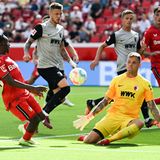 Bayer Leverkusen steckt schon nach dem 2. Spieltag der Fußball-Bundesliga in einer kleinen Krise. Nach der 1:2 (1:1) gegen den bisherigen Lieblingsgegner FC Augsburg hat der Vorjahres-Dritte nach zwei Spielen noch keinen Punkt auf dem Konto. Hinzu kommt das peinliche Pokal-Aus beim Drittligisten SV Elversberg. Die Augsburger rehabilitierten sich dagegen ausgerechnet mit dem allerersten Sieg im 23. Spiel gegen Bayer für die 0:4-Startniederlage gegen Freiburg. Nie hatte in der Bundesliga-Geschichte ein Verein länger auf einen Sieg gegen einen Rivalen warten müssen. Der neue Trainer Enrico Maaßen durfte dagegen schon nach seinem zweiten Bundesliga-Spiel den ersten Überraschungs-Coup feiern.  Und er hatte selbst großen Anteil: Maaßen hatte zunächst mit dem Einsatz von Fredrik Jensen ein gutes Händchen. Der Finne stand erstmals seit Dezember in der Startelf und erzielte sein erstes Bundesliga-Tor seit Dezember 2019 zur Führung (15.). Gebracht hatte Maaßen ihn ausgerechnet für André Hahn. Das Geburtstagskind brachte er dann in der 65. Minute, und der seit Samstag 32-Jährige erzielte tatsächlich das Siegtor (82.).