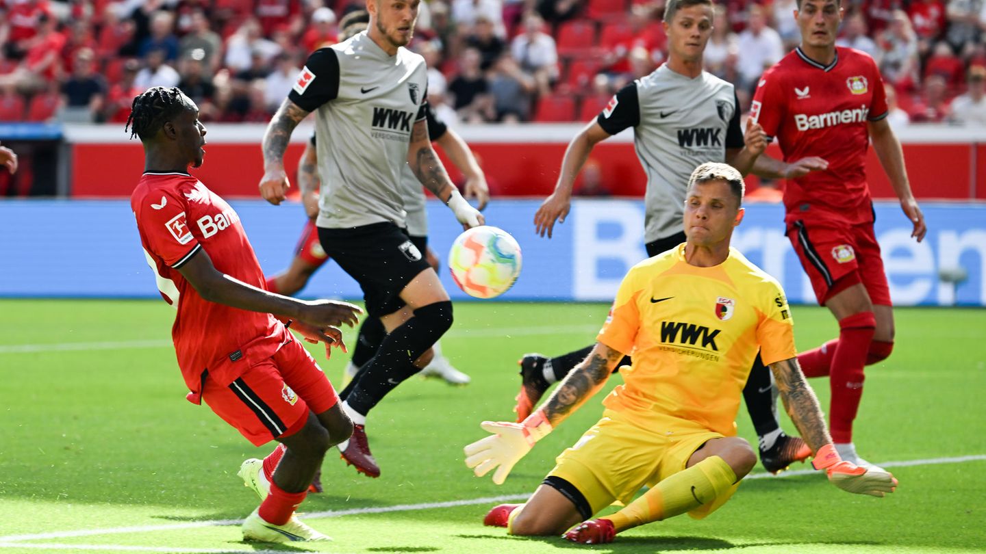 Bayer Leverkusen steckt schon nach dem 2. Spieltag der Fußball-Bundesliga in einer kleinen Krise. Nach der 1:2 (1:1) gegen den bisherigen Lieblingsgegner FC Augsburg hat der Vorjahres-Dritte nach zwei Spielen noch keinen Punkt auf dem Konto. Hinzu kommt das peinliche Pokal-Aus beim Drittligisten SV Elversberg. Die Augsburger rehabilitierten sich dagegen ausgerechnet mit dem allerersten Sieg im 23. Spiel gegen Bayer für die 0:4-Startniederlage gegen Freiburg. Nie hatte in der Bundesliga-Geschichte ein Verein länger auf einen Sieg gegen einen Rivalen warten müssen. Der neue Trainer Enrico Maaßen durfte dagegen schon nach seinem zweiten Bundesliga-Spiel den ersten Überraschungs-Coup feiern.  Und er hatte selbst großen Anteil: Maaßen hatte zunächst mit dem Einsatz von Fredrik Jensen ein gutes Händchen. Der Finne stand erstmals seit Dezember in der Startelf und erzielte sein erstes Bundesliga-Tor seit Dezember 2019 zur Führung (15.). Gebracht hatte Maaßen ihn ausgerechnet für André Hahn. Das Geburtstagskind brachte er dann in der 65. Minute, und der seit Samstag 32-Jährige erzielte tatsächlich das Siegtor (82.).