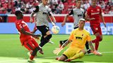 Bayer Leverkusen steckt schon nach dem 2. Spieltag der Fußball-Bundesliga in einer kleinen Krise. Nach der 1:2 (1:1) gegen den bisherigen Lieblingsgegner FC Augsburg hat der Vorjahres-Dritte nach zwei Spielen noch keinen Punkt auf dem Konto. Hinzu kommt das peinliche Pokal-Aus beim Drittligisten SV Elversberg. Die Augsburger rehabilitierten sich dagegen ausgerechnet mit dem allerersten Sieg im 23. Spiel gegen Bayer für die 0:4-Startniederlage gegen Freiburg. Nie hatte in der Bundesliga-Geschichte ein Verein länger auf einen Sieg gegen einen Rivalen warten müssen. Der neue Trainer Enrico Maaßen durfte dagegen schon nach seinem zweiten Bundesliga-Spiel den ersten Überraschungs-Coup feiern.  Und er hatte selbst großen Anteil: Maaßen hatte zunächst mit dem Einsatz von Fredrik Jensen ein gutes Händchen. Der Finne stand erstmals seit Dezember in der Startelf und erzielte sein erstes Bundesliga-Tor seit Dezember 2019 zur Führung (15.). Gebracht hatte Maaßen ihn ausgerechnet für André Hahn. Das Geburtstagskind brachte er dann in der 65. Minute, und der seit Samstag 32-Jährige erzielte tatsächlich das Siegtor (82.).