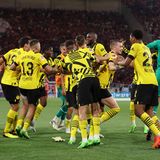 Drei späte Jokertore haben Borussia Dortmund vor einem fast schon traditionell frühen Rückschlag in der Fußball-Bundesliga bewahrt und den Vizemeister an die Tabellenspitze gebracht. Die eingewechselten Jamie Bynoe-Gittens (77.), Youssoufa Moukoko (84.) und Marius Wolf (88.) drehten das Bundesliga-Auswärtsspiel am Freitagabend beim SC Freiburg nach einem 0:1-Rückstand noch in einen 3:1 (0:1)-Sieg für den BVB. Trainer Edin Terzic feierte damit den neunten Sieg in Serie - das ist bisher noch keinem BVB-Coach gelungen.