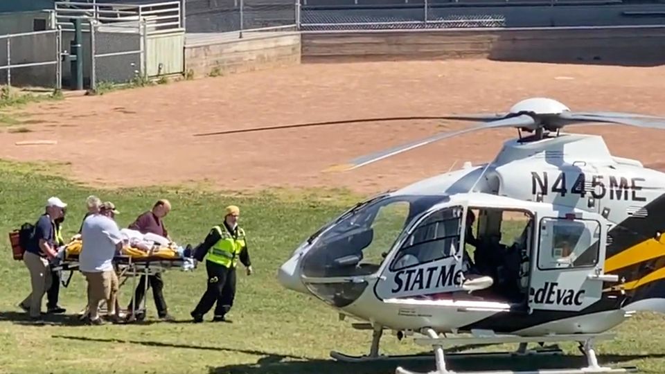 Salman Rushdie wurde nach dem Angriff mit einem Hubschrauber ins Krankenhaus gebracht