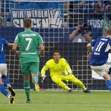 Der FC Schalke 04 hat Borussia Mönchengladbach einen möglichen Traumstart unter dem neuen Trainer Daniel Farke verdorben. Durch das späte 2:2 (1:0) verhinderte der Aufsteiger den zweiten Saisonsieg des Clubs vom Niederrhein, der damit auch nicht die Tabellenspitze in der Fußball-Bundesliga übernahm. Marius Bülter erzielte in der dritten Minute der Nachspielzeit mit einem verwandelten Handelfmeter den Ausgleich und sicherte den ersten Schalker Punkt. Jonas Hofmann (72. Minute) und Marcus Thuram (78.) trafen für Gladbach, nachdem es durch das Tor von Rodrigo Zalazar (29.) lange nach dem ersten Schalker Bundesligasieg seit 455 Tagen ausgesehen hatte.