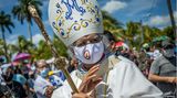 Managua, Nicaragua. Kardinal Leopoldo Brenes segnet die Gläubigen bei der Ankunft an der Kathedrale. Die katholische Kirche rief die Gläubigen dazu auf, friedlich zur Kathedrale in Managua zu kommen, nachdem die nationale Polizei die Genehmigung für eine geplante religiöse Prozession aus Gründen der "inneren Sicherheit" verweigert hatte.