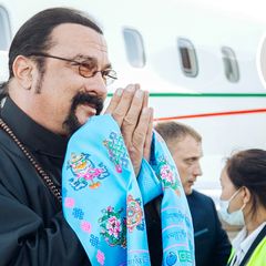 Steven Seagal wird am Flughafen von Ulan-Ude, in Russlands Fernem Osten, empfangen.