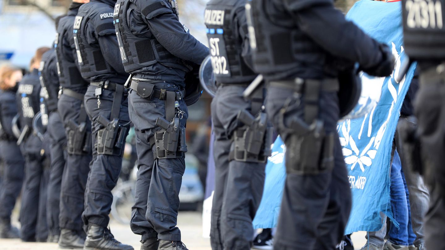 Polizisten sichern eine Demo in Magdeburg (Archiv)
