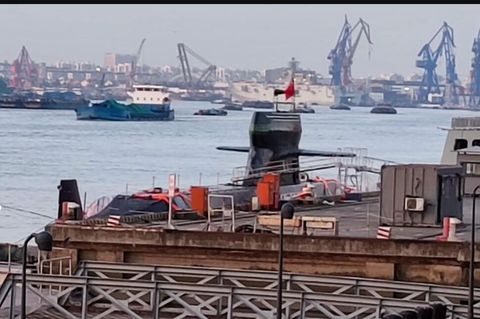 Type-039C im Hafen, gut ist der Kragen am Turm zu erkennen.