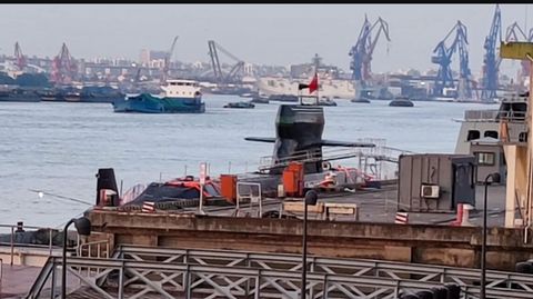 Type-039C im Hafen, gut ist der Kragen am Turm zu erkennen.