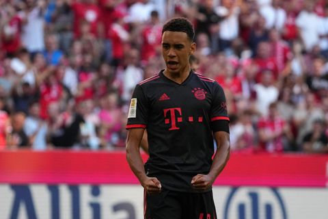 Der FC Bayern München hat sich auch am 2. Spieltag der Fußball-Bundesliga keine Blöße gegeben. Der Rekordmeister gewann am Sonntag sein Heimspiel gegen den VfL Wolfsburg mit 2:0 (2:0) und eroberte die Tabellenführung vom punktgleichen Titelrivalen Borussia Dortmund zurück. Nach etwas Anlaufzeit drehte das Starensemble auf und kam zu Treffern durch Jamal Musiala (33.) und Thomas Müller (43.), vergab aber auch viele Chancen. Die Wolfsburger, bei denen der frühere Bayern-Trainer Niko Kovac als VfL-Coach an alte Wirkungsstätte zurückkehrte, waren insgesamt chancenlos.