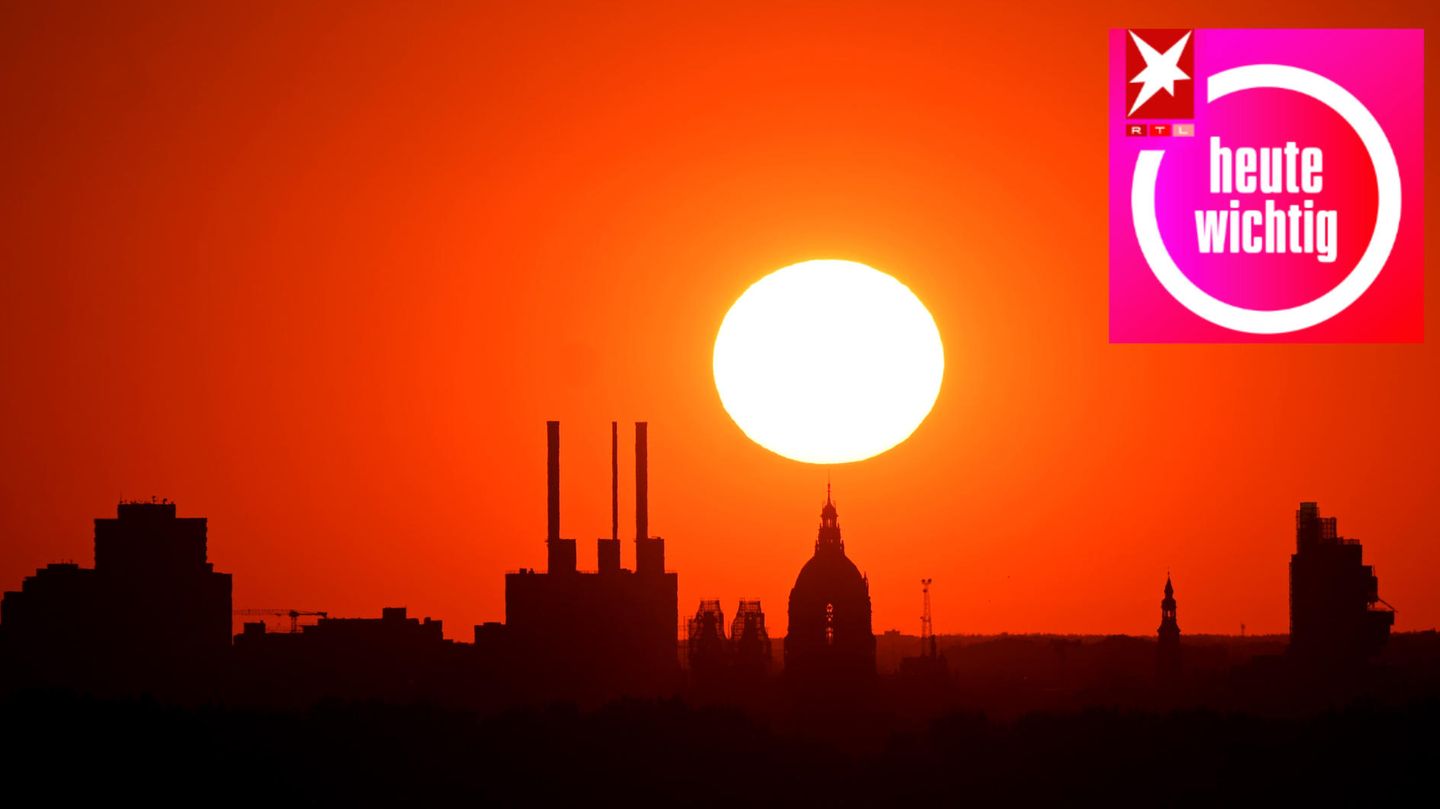 Die Sonne geht hinter dem Gaskraftwerk Linden und dem Neuen Rathaus unter. Das Foto wurde mit extremer Telebrennweite aus knapp acht Kilometer Entfernung vom Kronsberg am Stadtrand Hannovers aufgenommen.