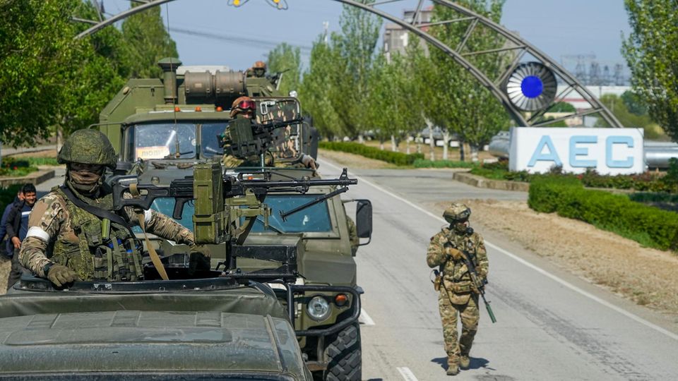 Ein russischer Militärkonvoi auf der Straße zum Kernkraftwerk Saporischschja